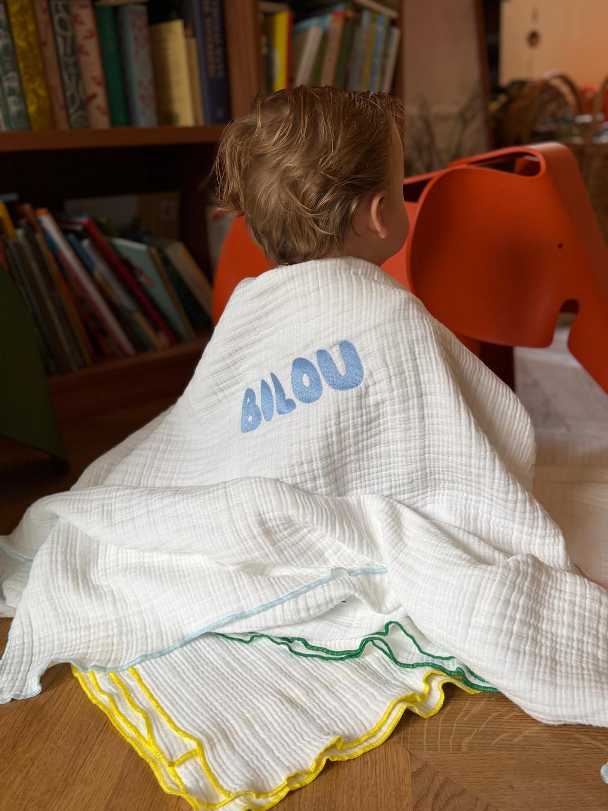 Gepersonaliseerd Bilou babydekentje - Baby Blauw