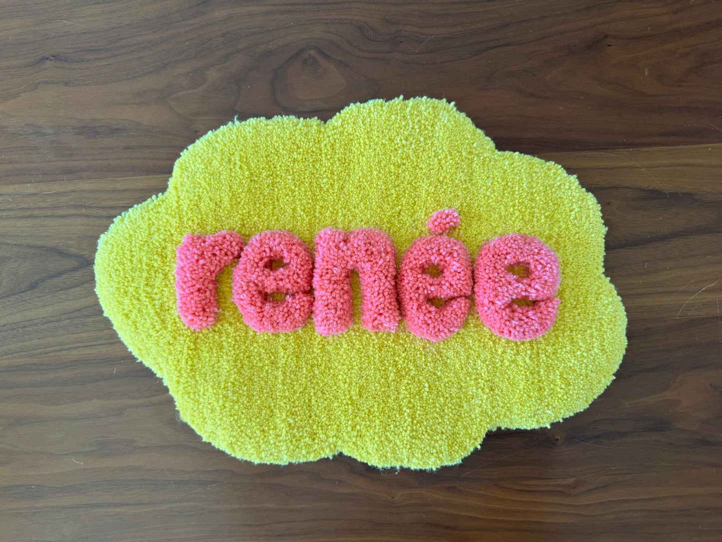 Gepersonaliseerde tufted wandtapijt met naam in vorm van een wolk | Studio Bilou