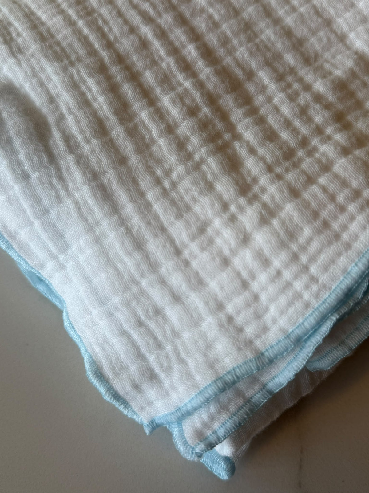 Gepersonaliseerd Bilou babydekentje - Baby Blauw