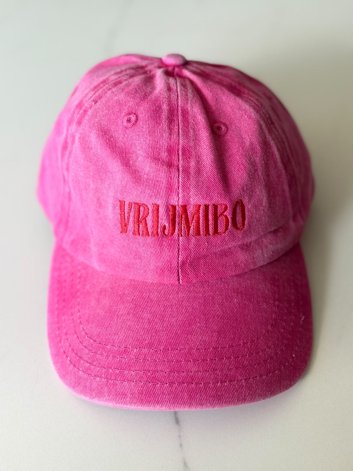 Geborduurde pet met vrijmibo